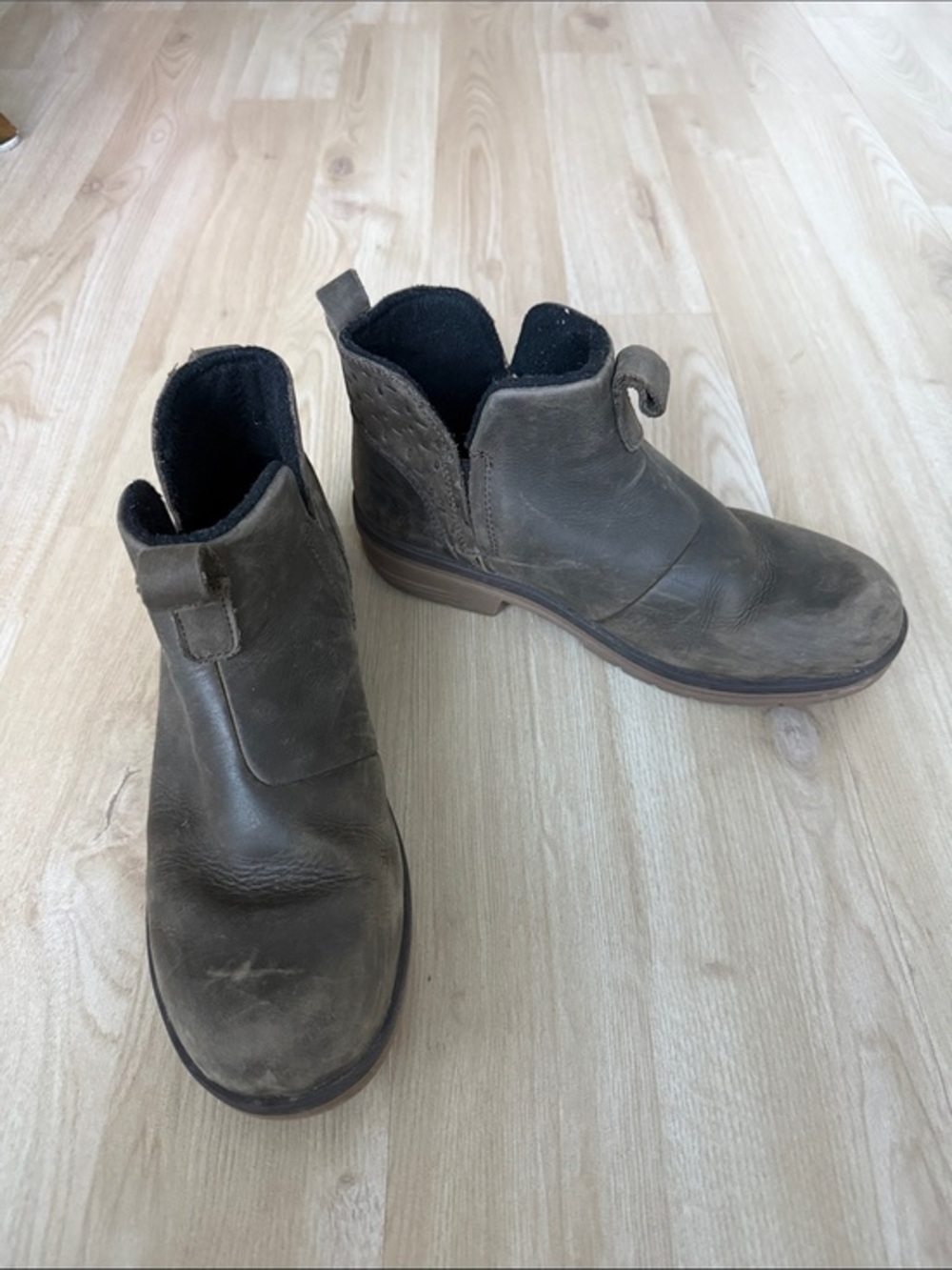 Kamik women’s  Chukka Boots in Dark Brown Leather